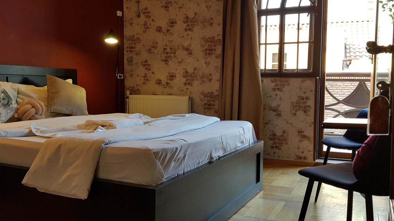 Envoy Hostel and Tours