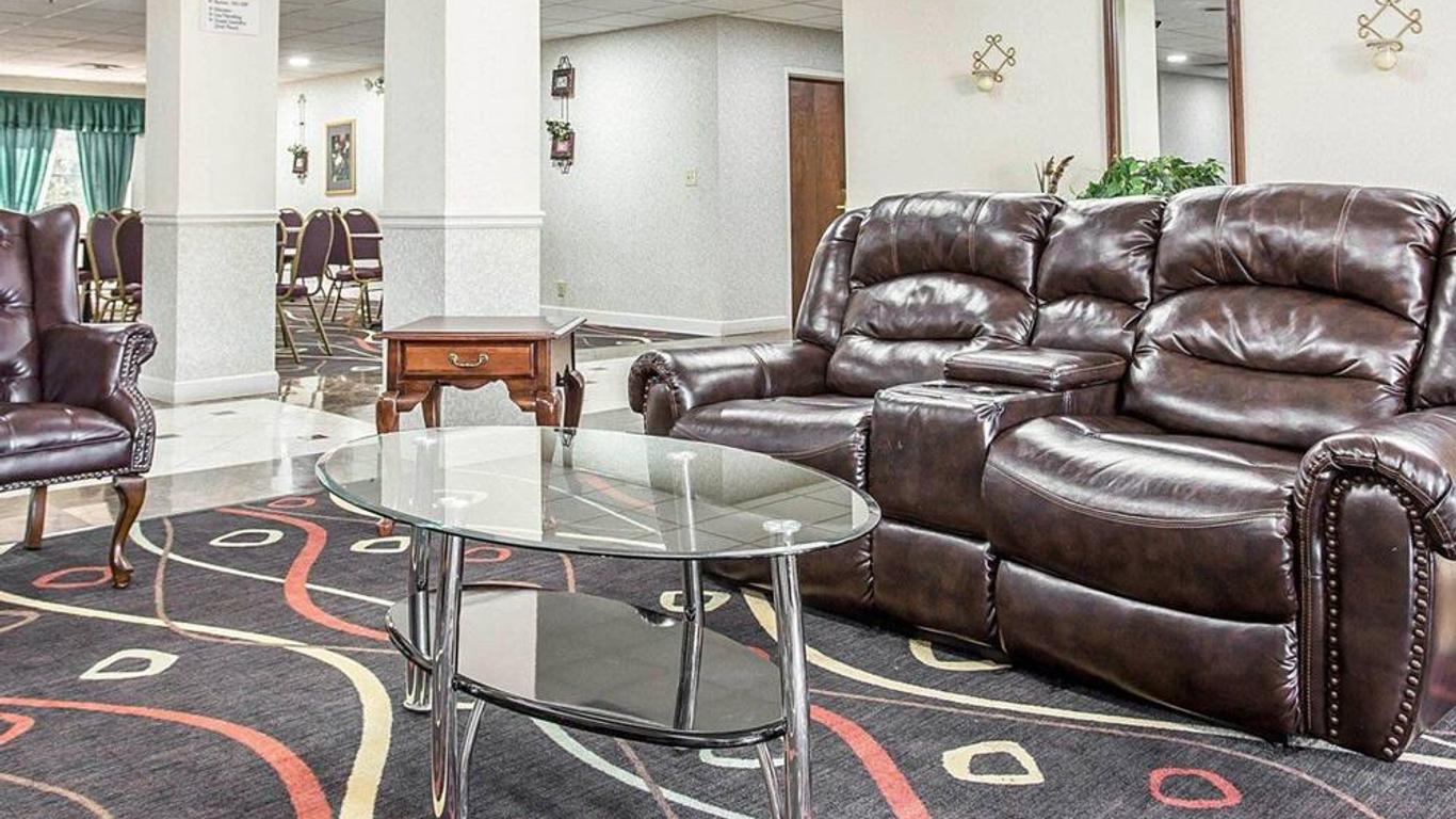 Econo Lodge Inn & Suites