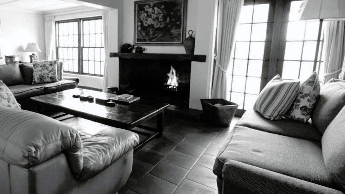 Tarn Country House
