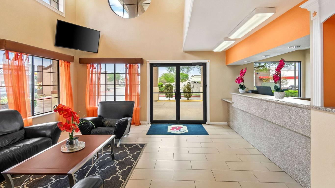 Super 8 by Wyndham Grand Prairie Southwest