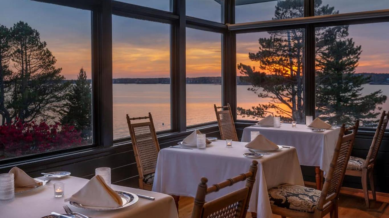 Spruce Point Inn Resort And Spa