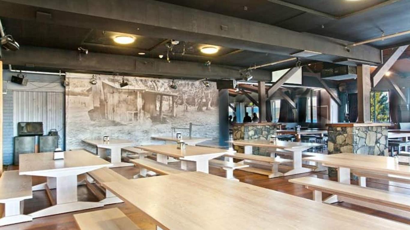 Lake Jindabyne Hotel