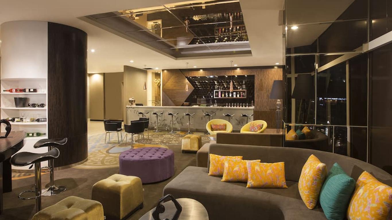Aston Bellevue Radio Dalam