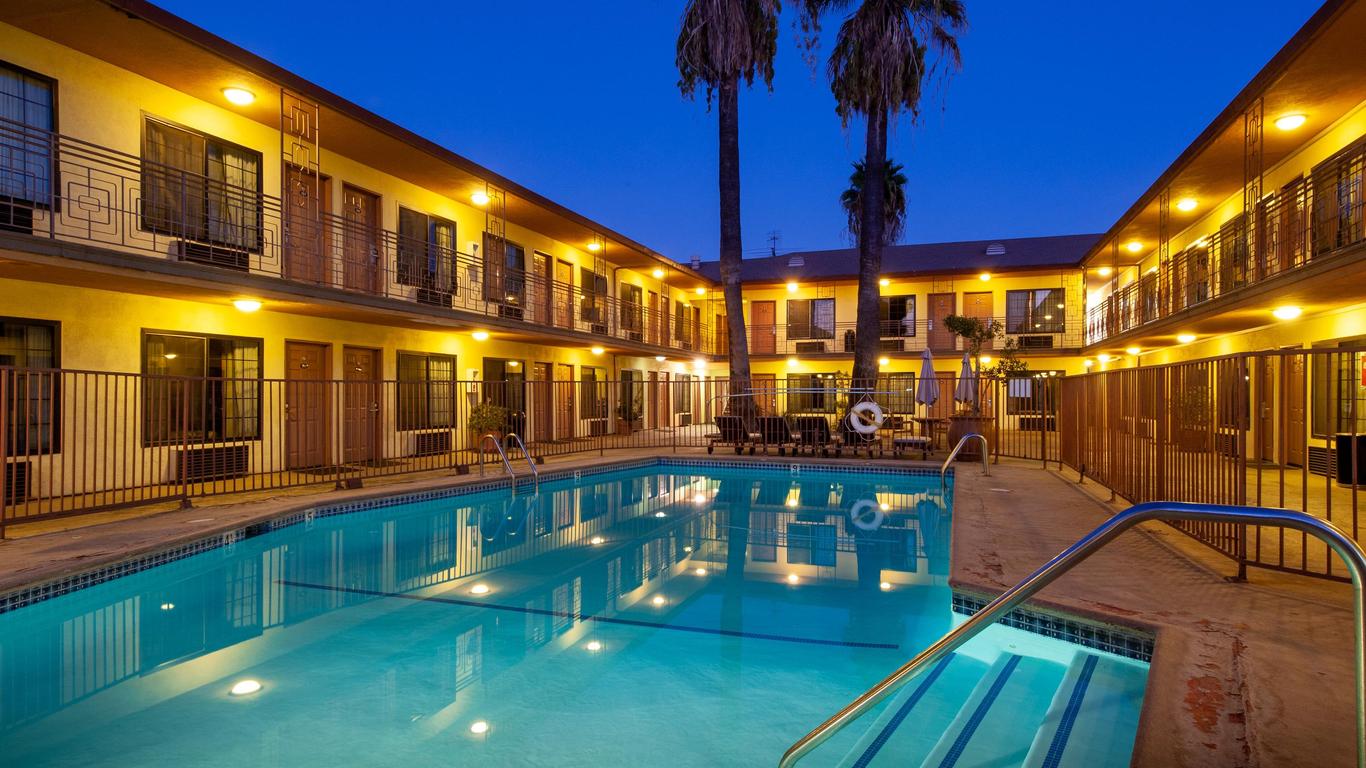 Studio City Court Yard Hotel